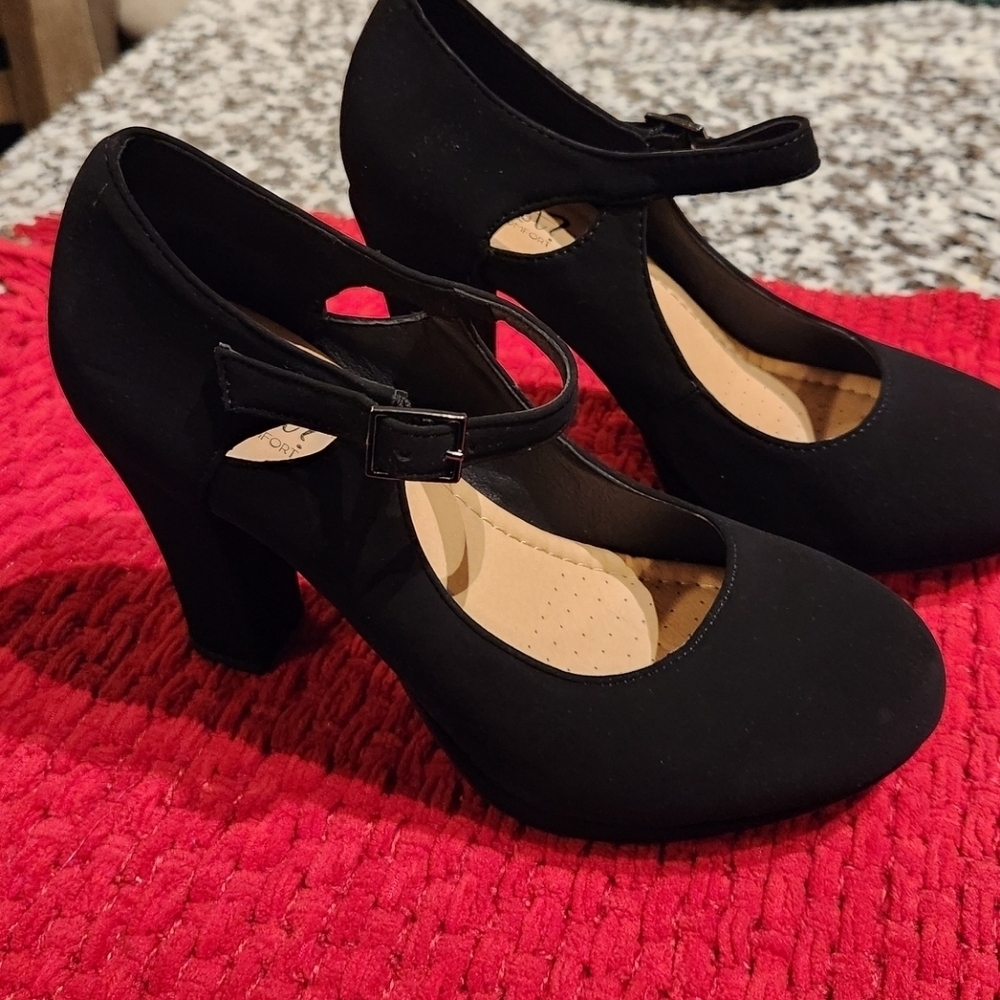 Elegant Black Strap Heels - Picture 3 of 6
